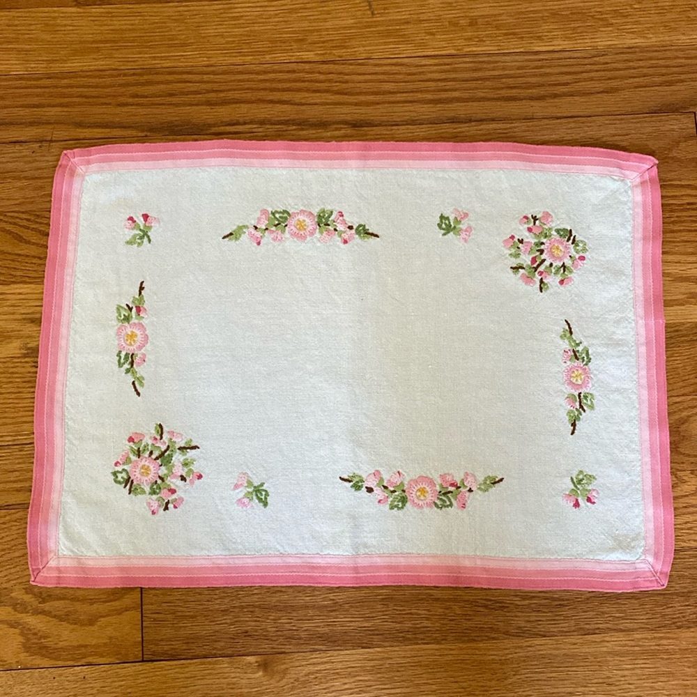 VTG Hand Embroidered Pink Floral Doily🌸